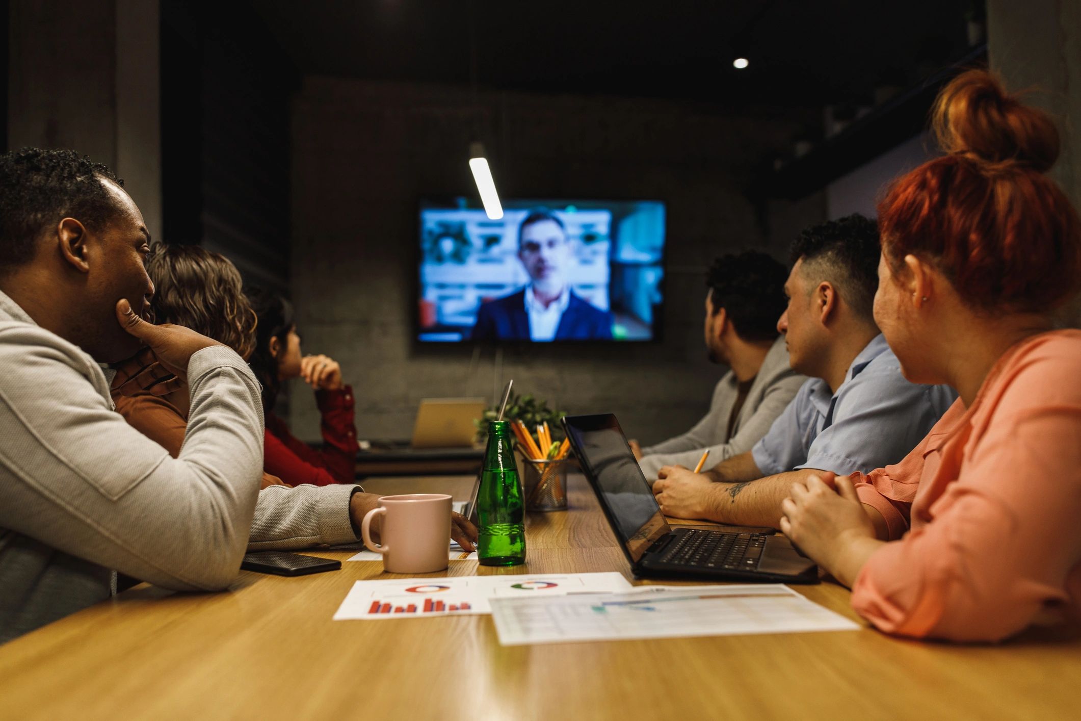 Equipo revisando información política en reunión