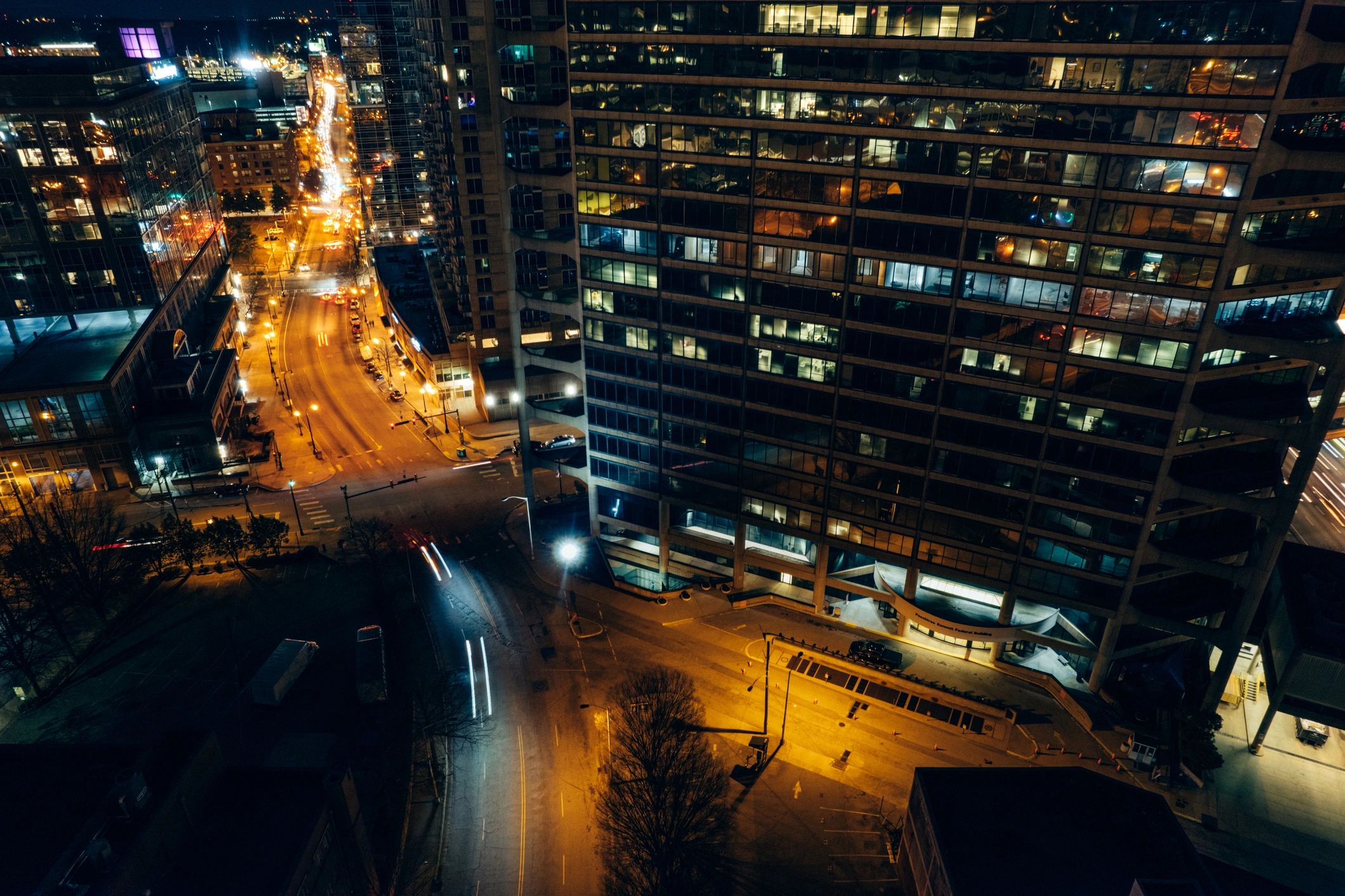 Edificios de oficinas iluminados por la noche