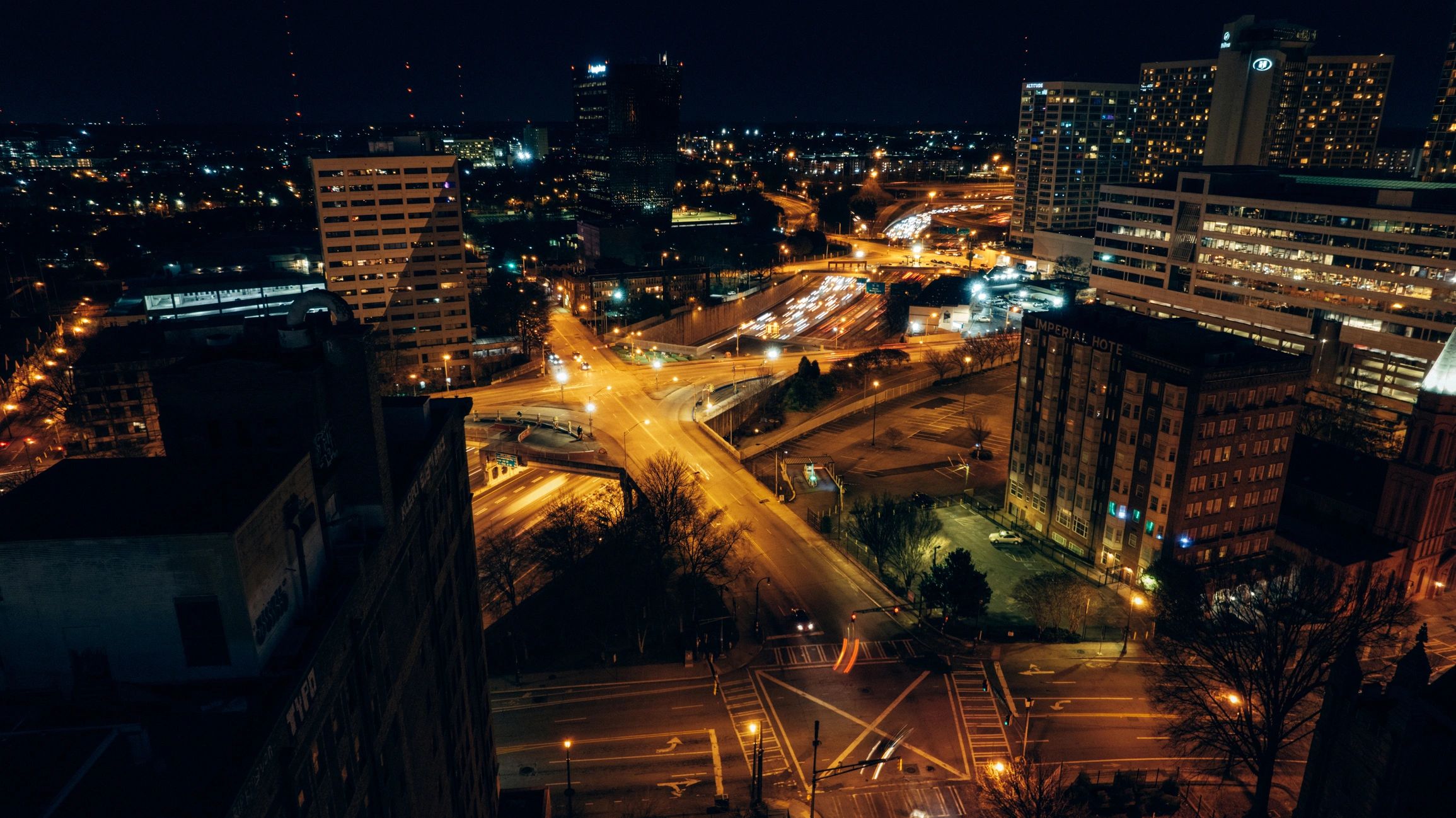 Autopistas urbanas y edificios durante la noche