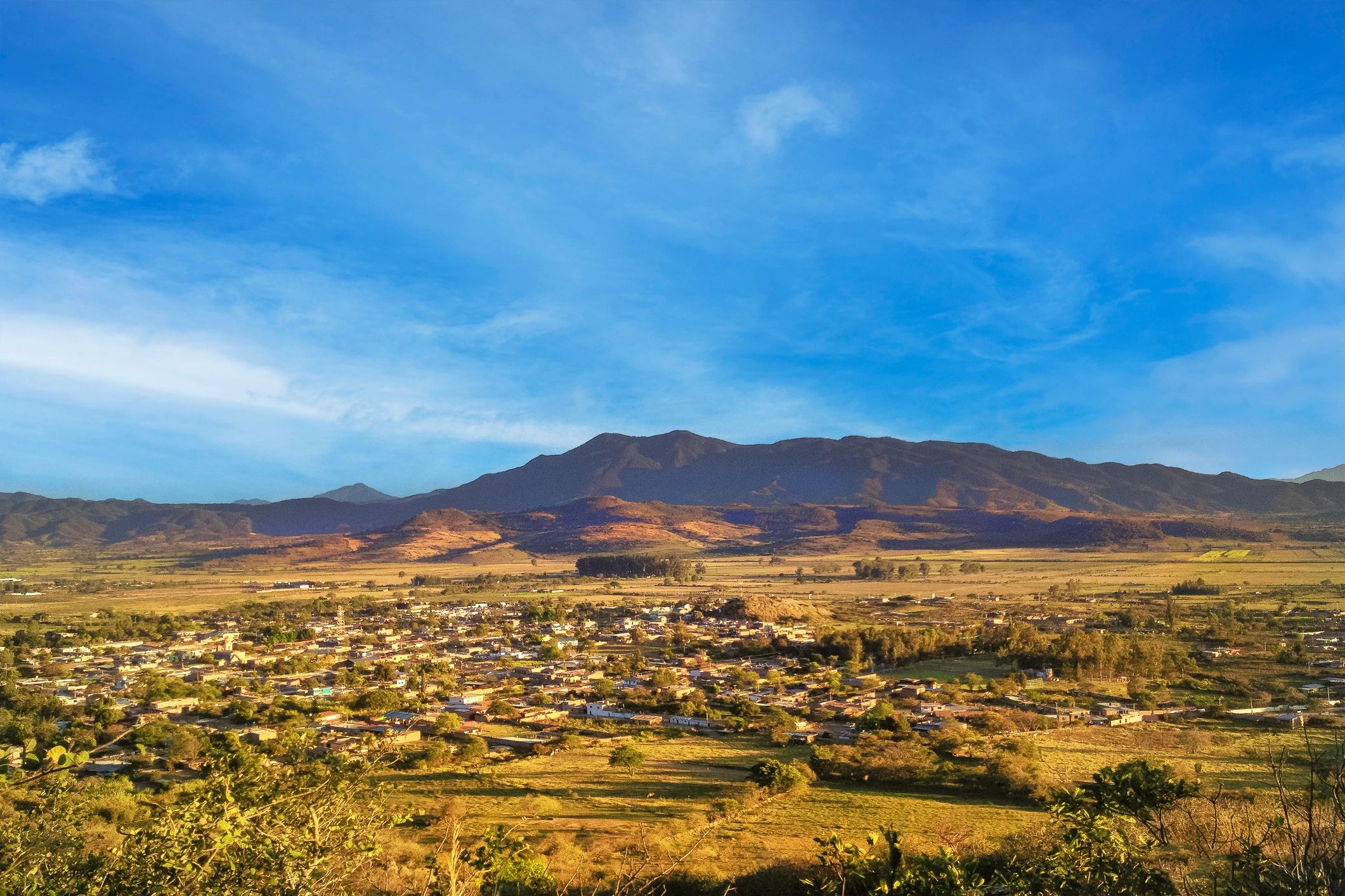 Panorámica de valle y montañas para ilustrar turismo y comunidad en Santiago