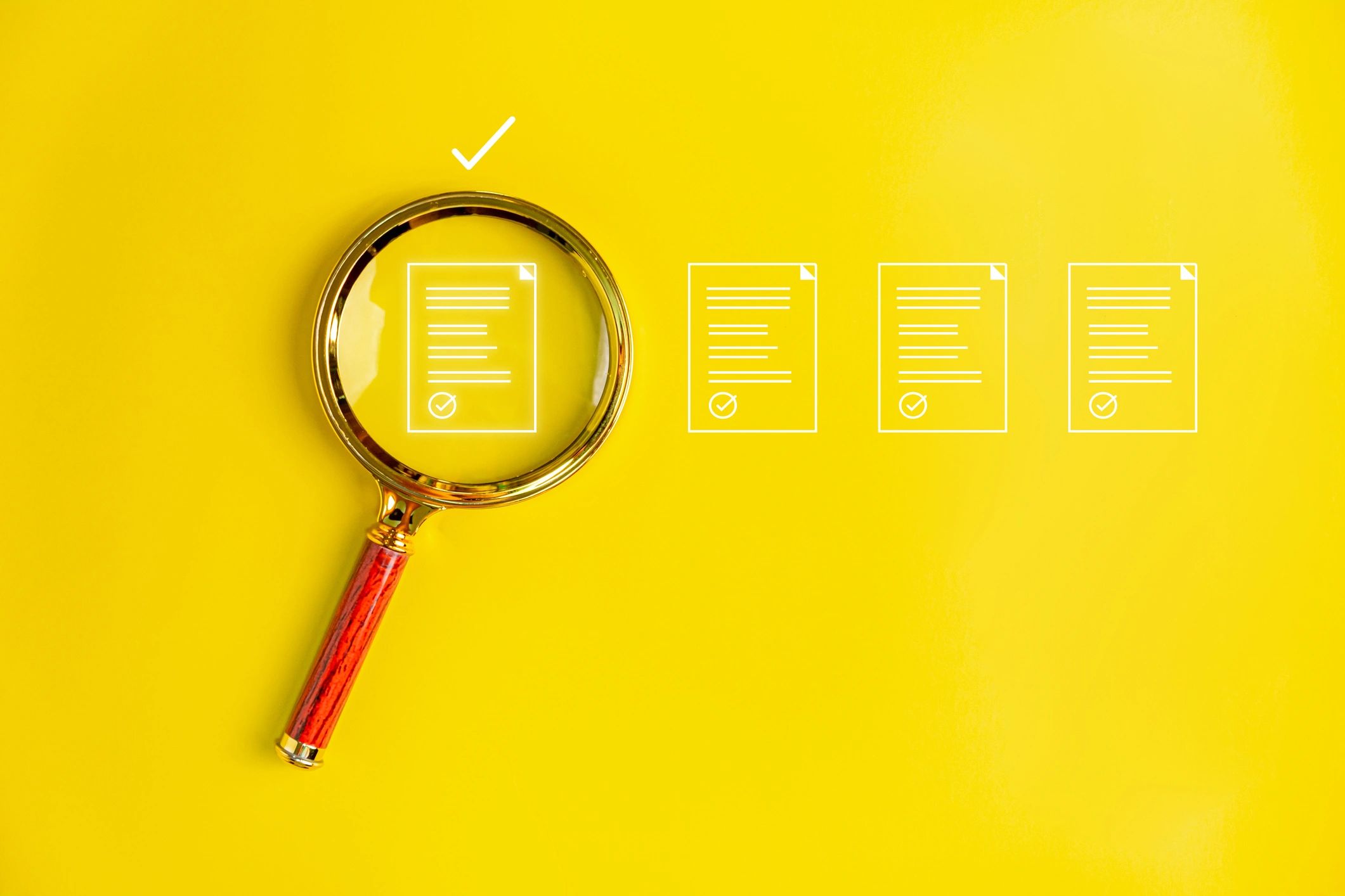 Lupa sobre marca de verificación para representar revisión y fiscalización