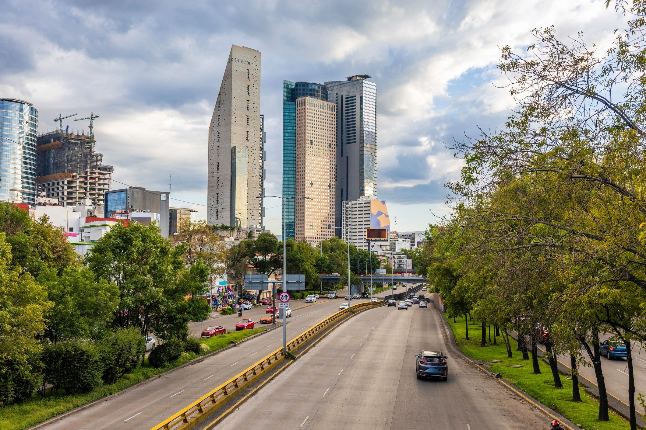 Avenida urbana en ciudad mexicana