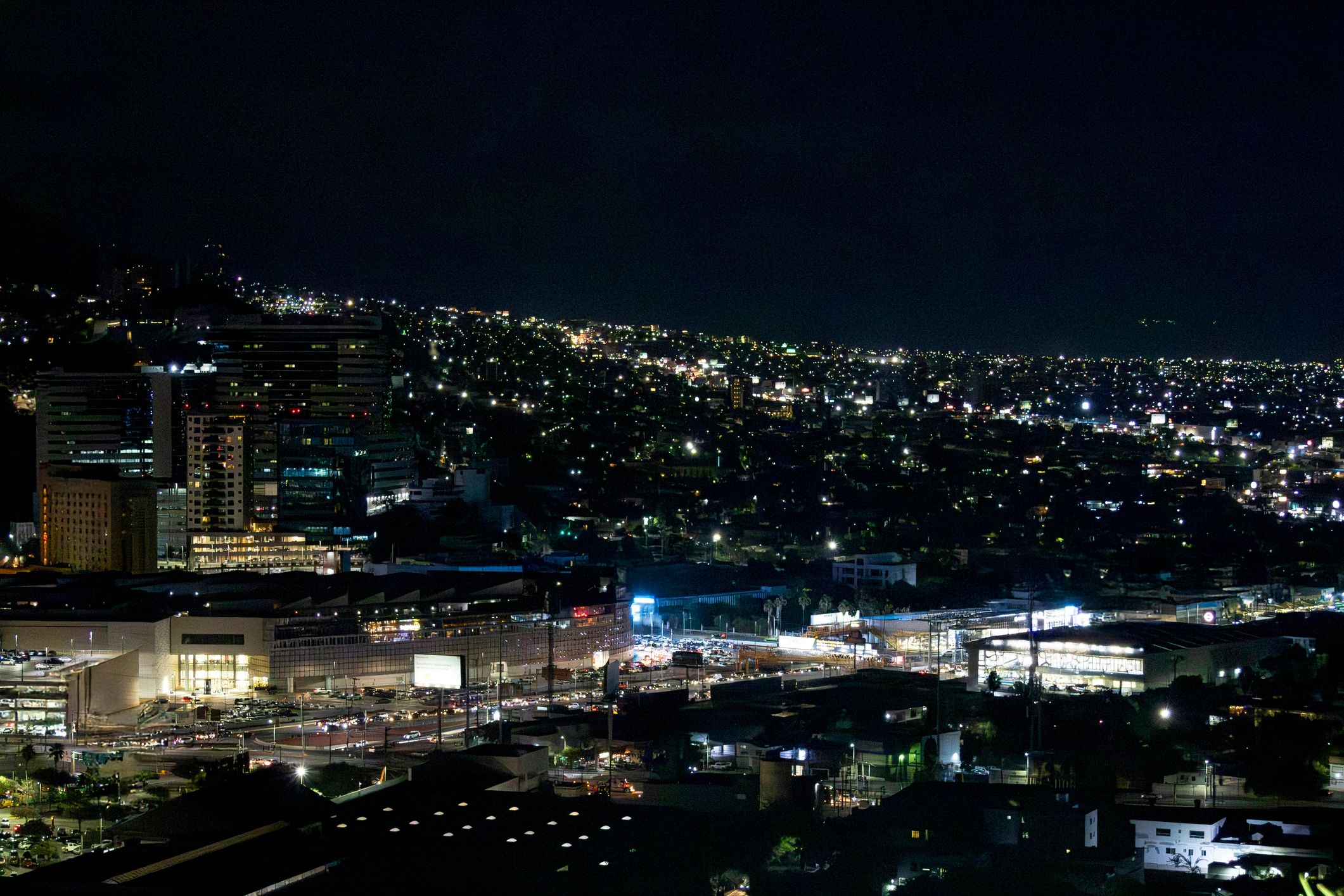 Luces de la ciudad durante la noche
