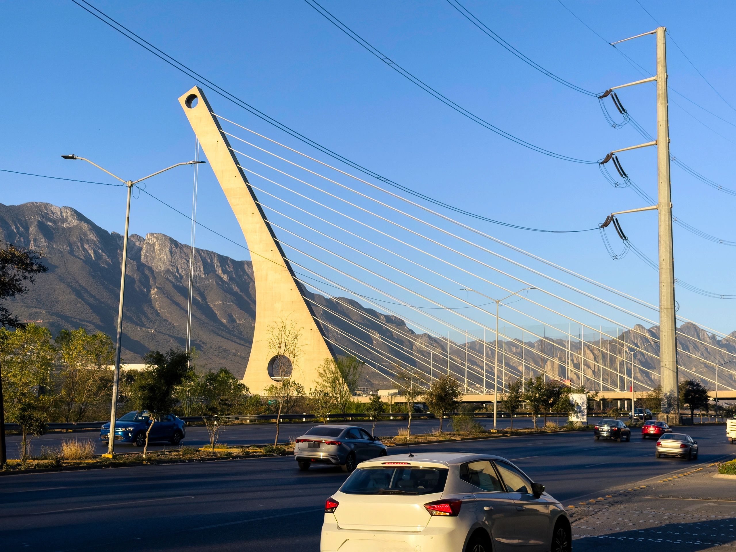 Avenida principal de Monterrey con tráfico al amanecer
