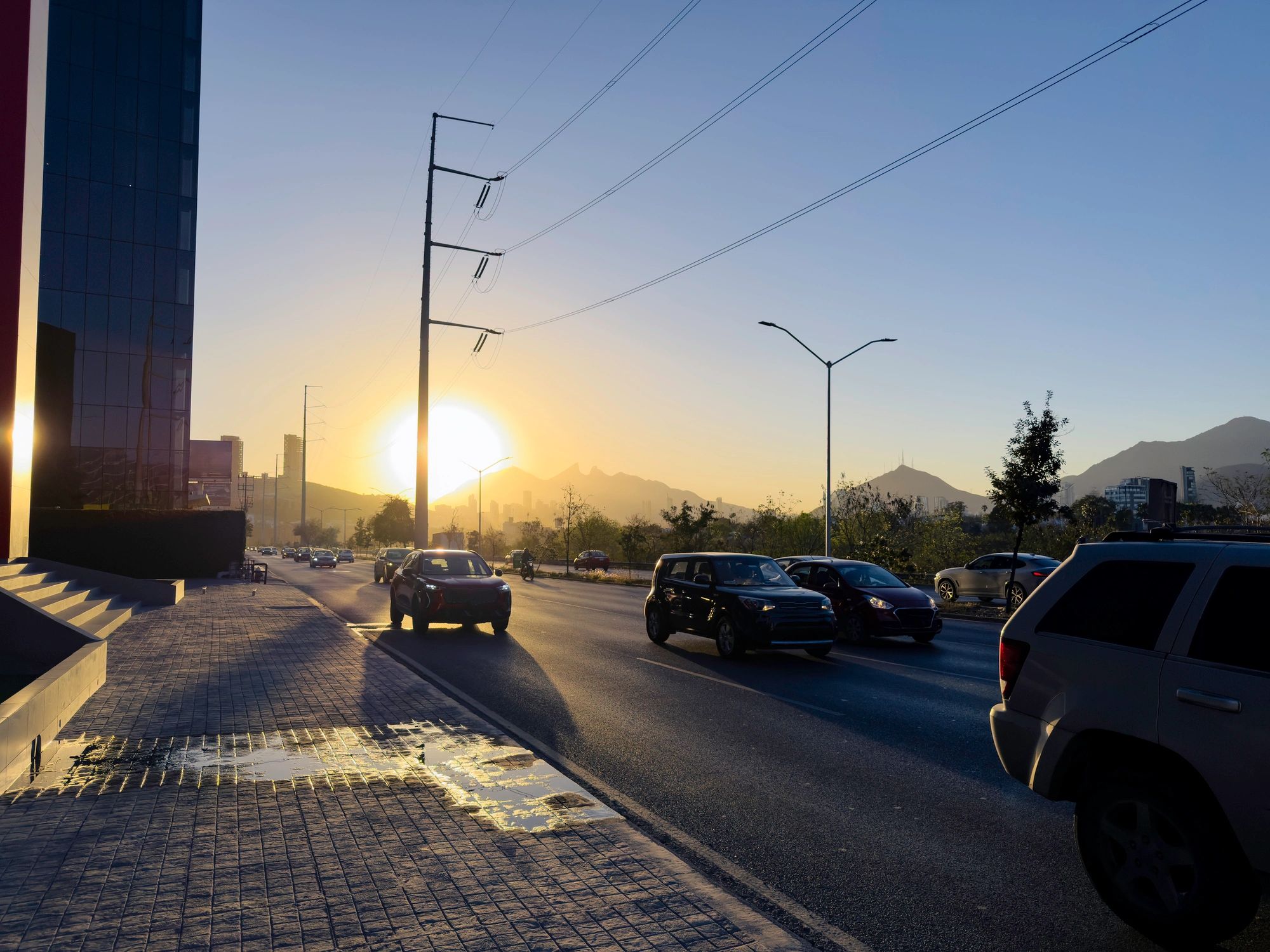Vista urbana de Monterrey con la Sierra de la Silla al fondo