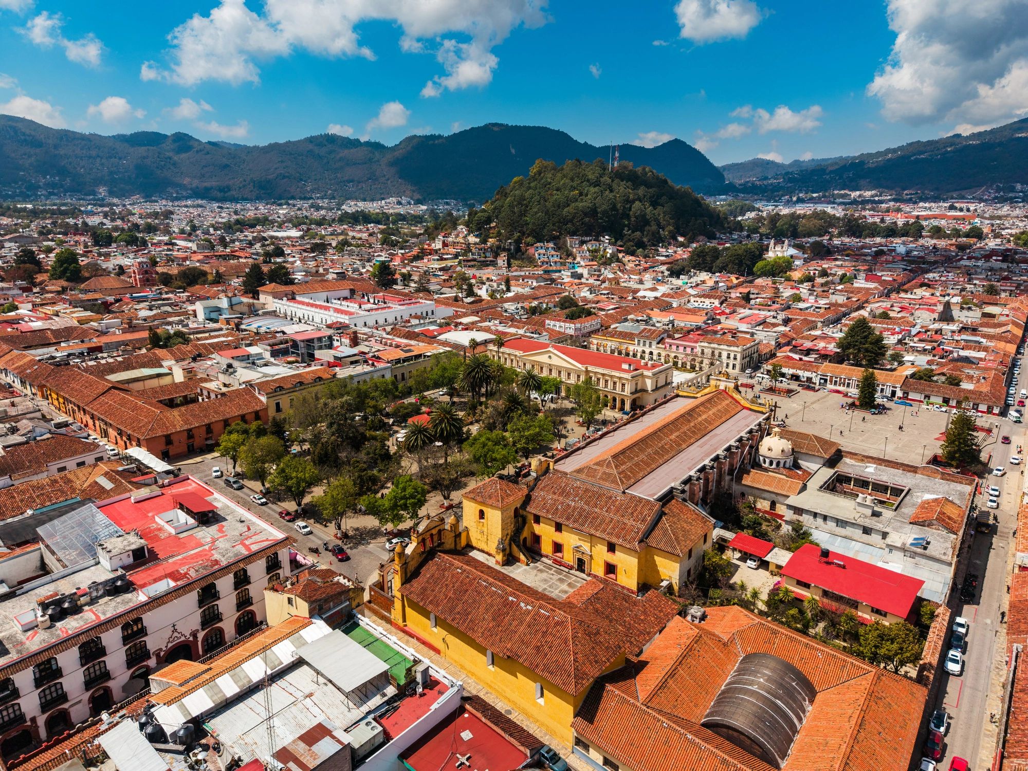 Vista aérea de una ciudad mexicana rodeada de cerros, como recurso visual para la sección de Santiago