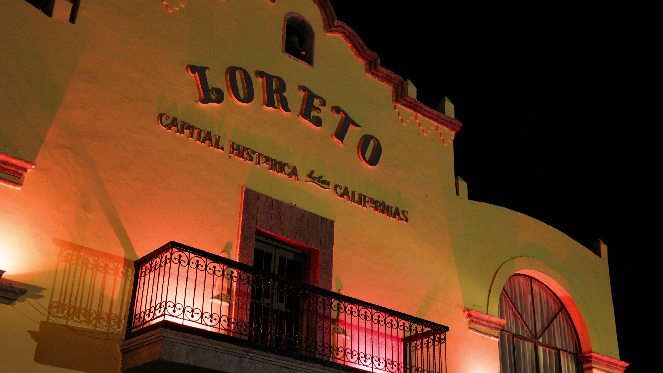 Edificio de gobierno en México de noche