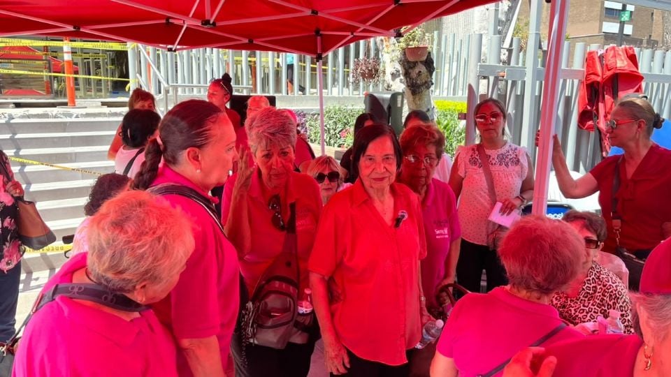Maestros jubilados de la Sección 50 protestan ante ISSSTELEON por falta de pagos